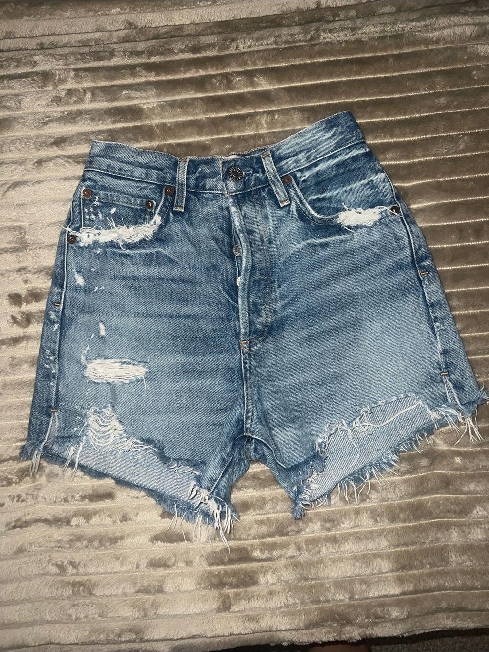 AGOLDE Jean shorts. 25
